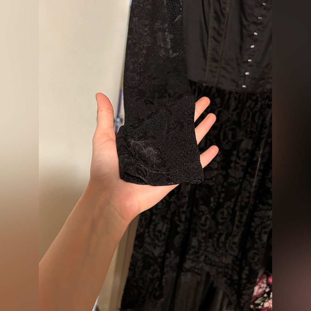 Hot Topic Black Lace Long-Sleeve
Velvet Hi-Low Gown (Prom Collection 2017) - Picture 5 of 10
